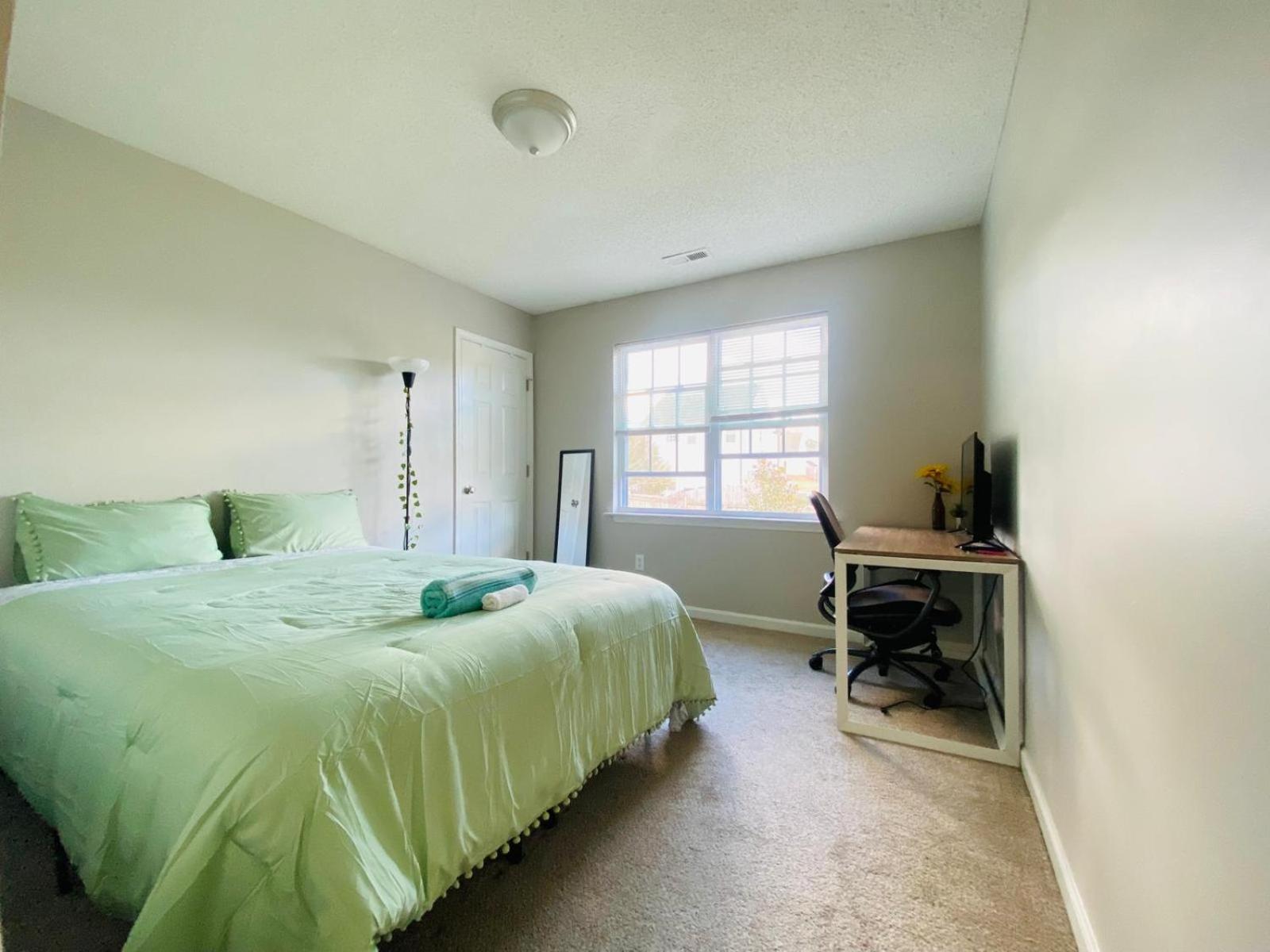 Spacious Room With Shared Bathroom ローリー エクステリア 写真