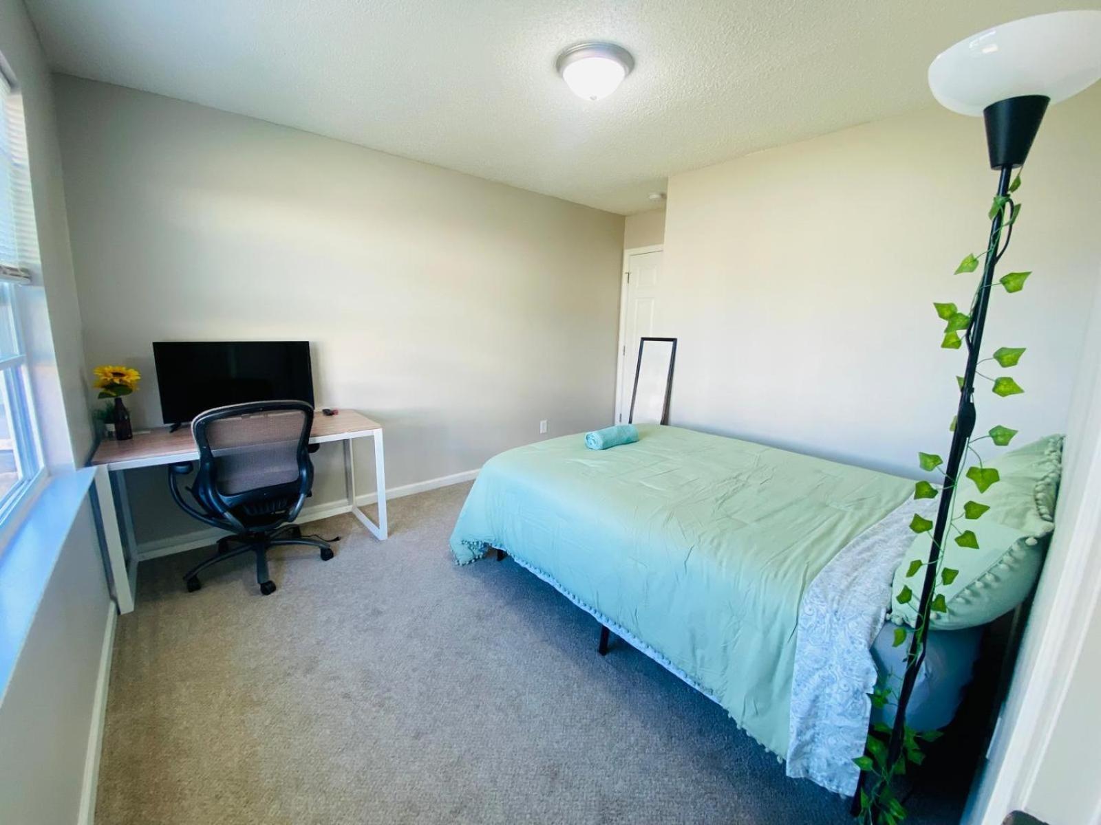 Spacious Room With Shared Bathroom ローリー エクステリア 写真