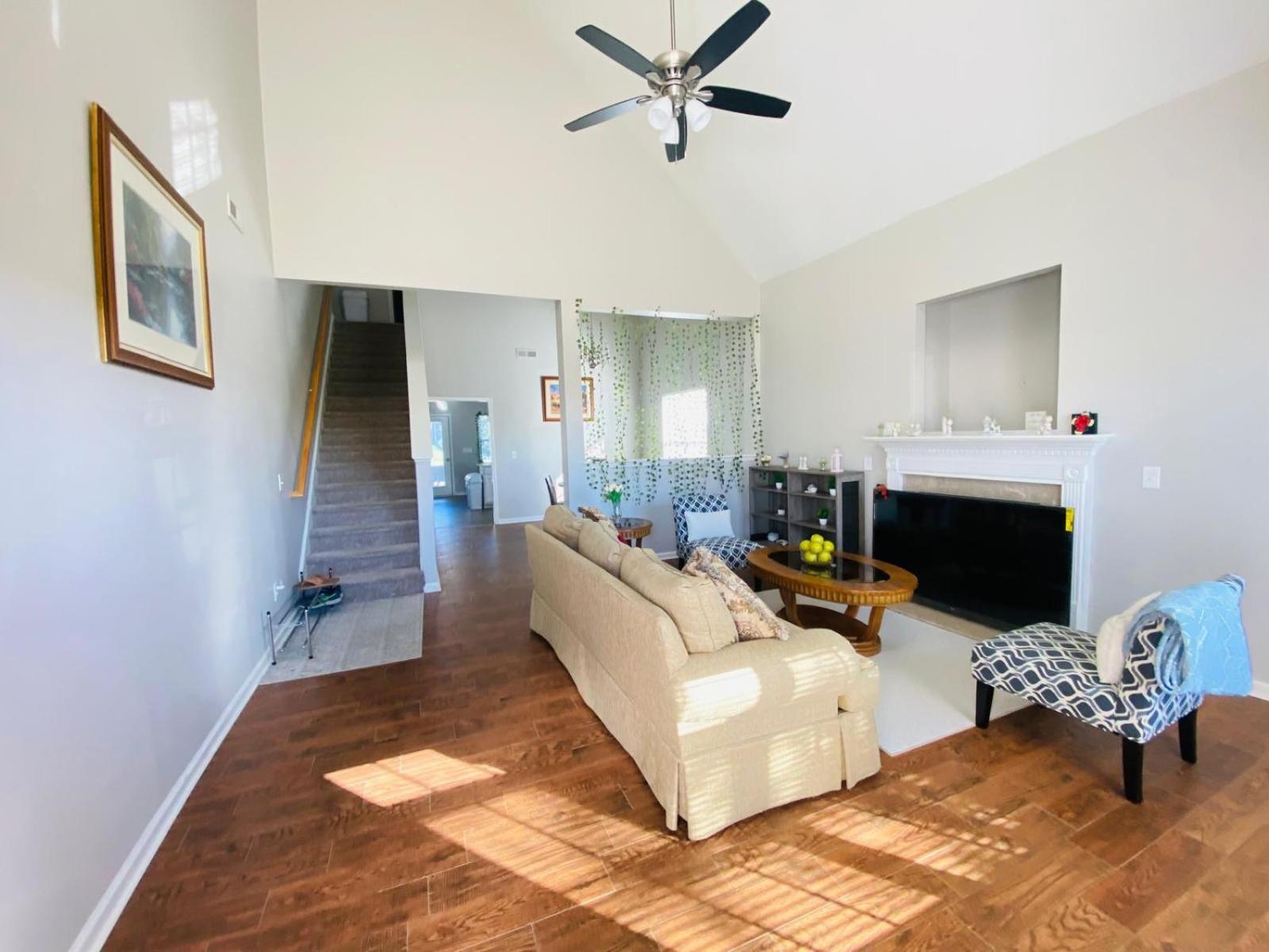 Spacious Room With Shared Bathroom ローリー エクステリア 写真